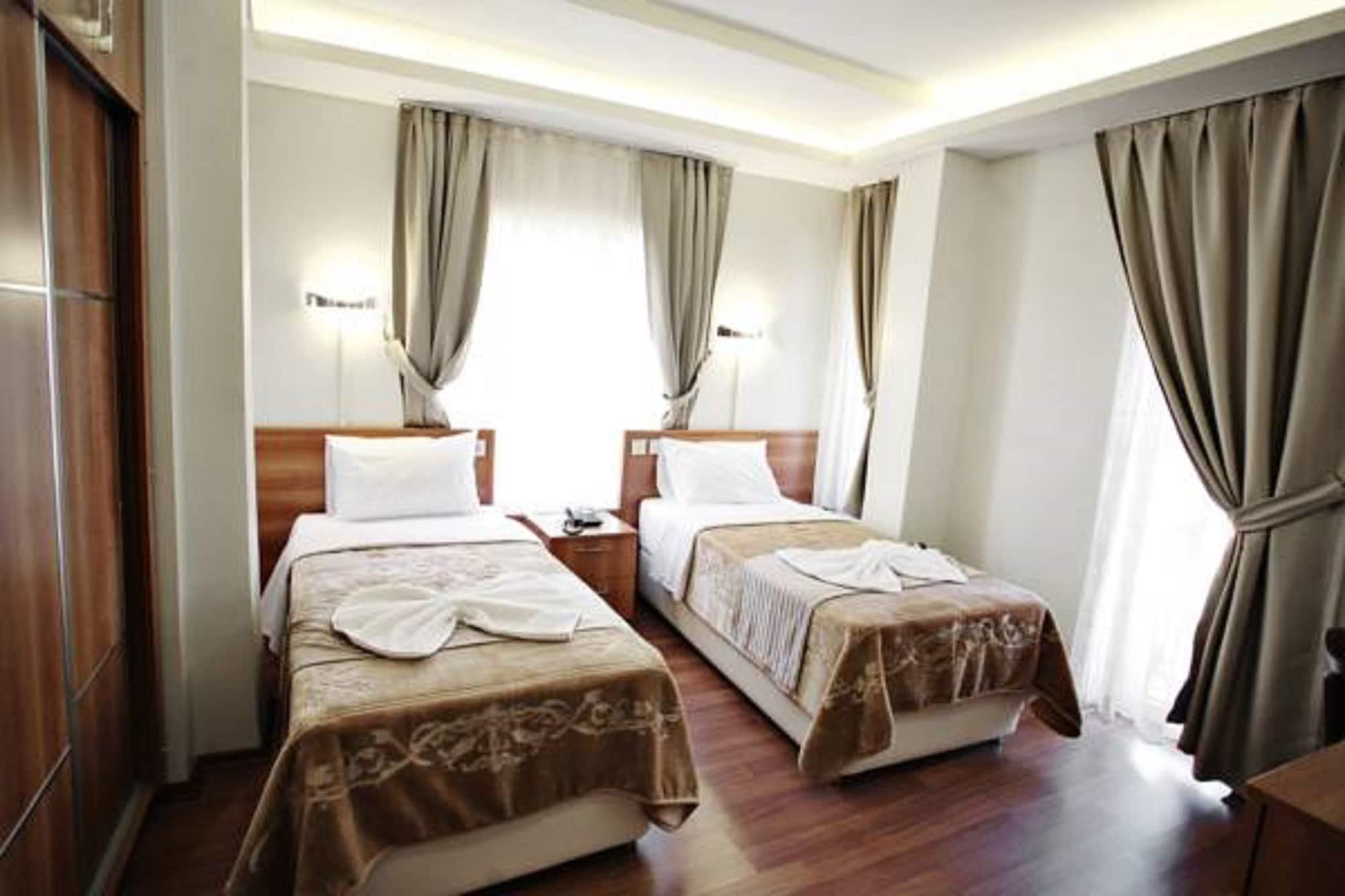 Taksim Palace Hotel Istanbul Bagian luar foto