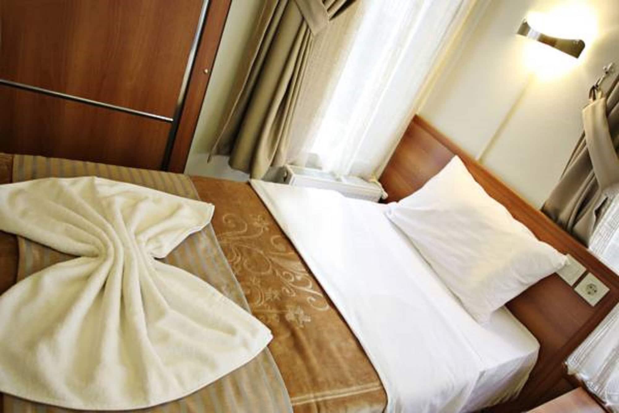 Taksim Palace Hotel Istanbul Bagian luar foto