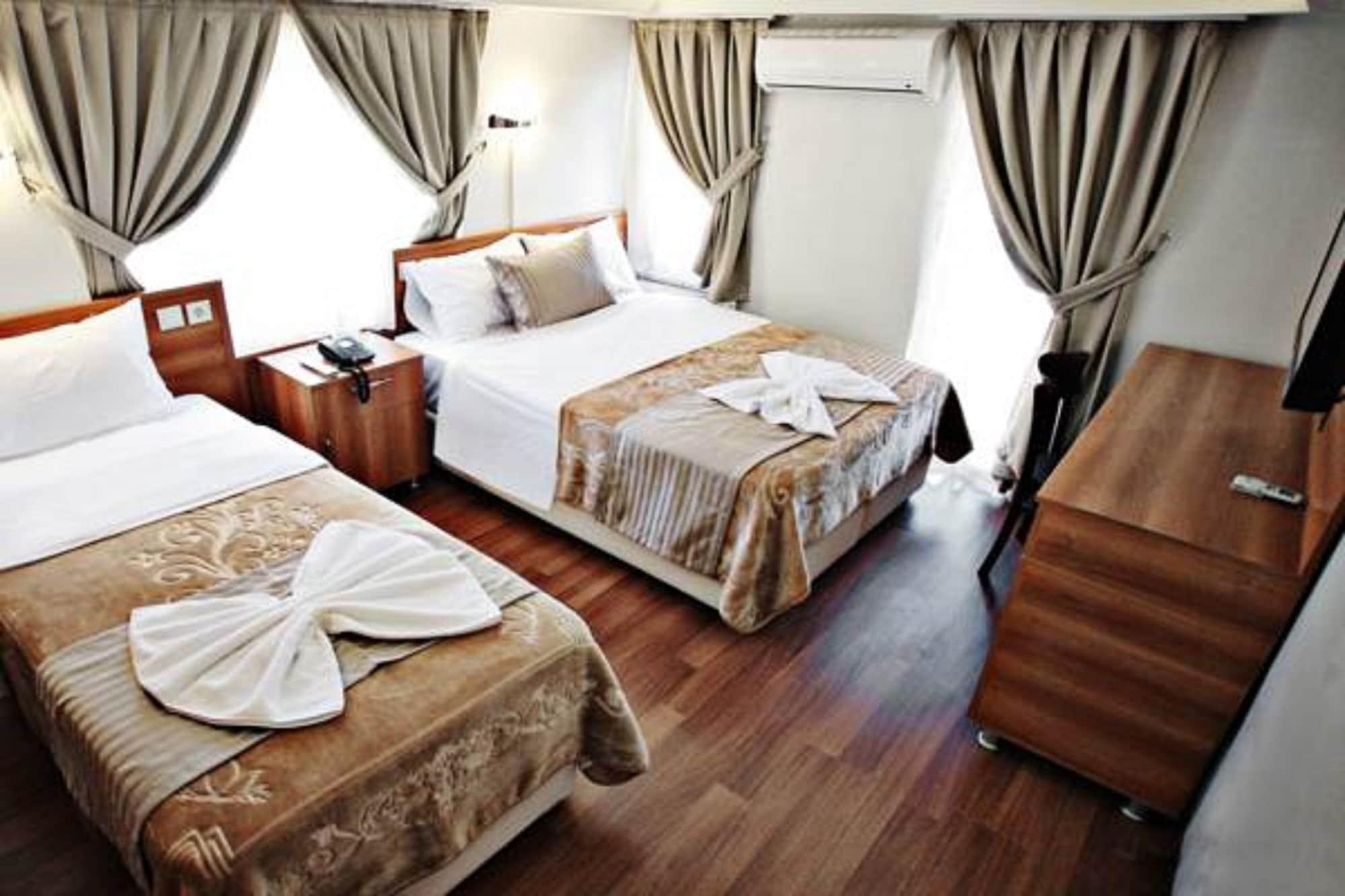 Taksim Palace Hotel Istanbul Bagian luar foto